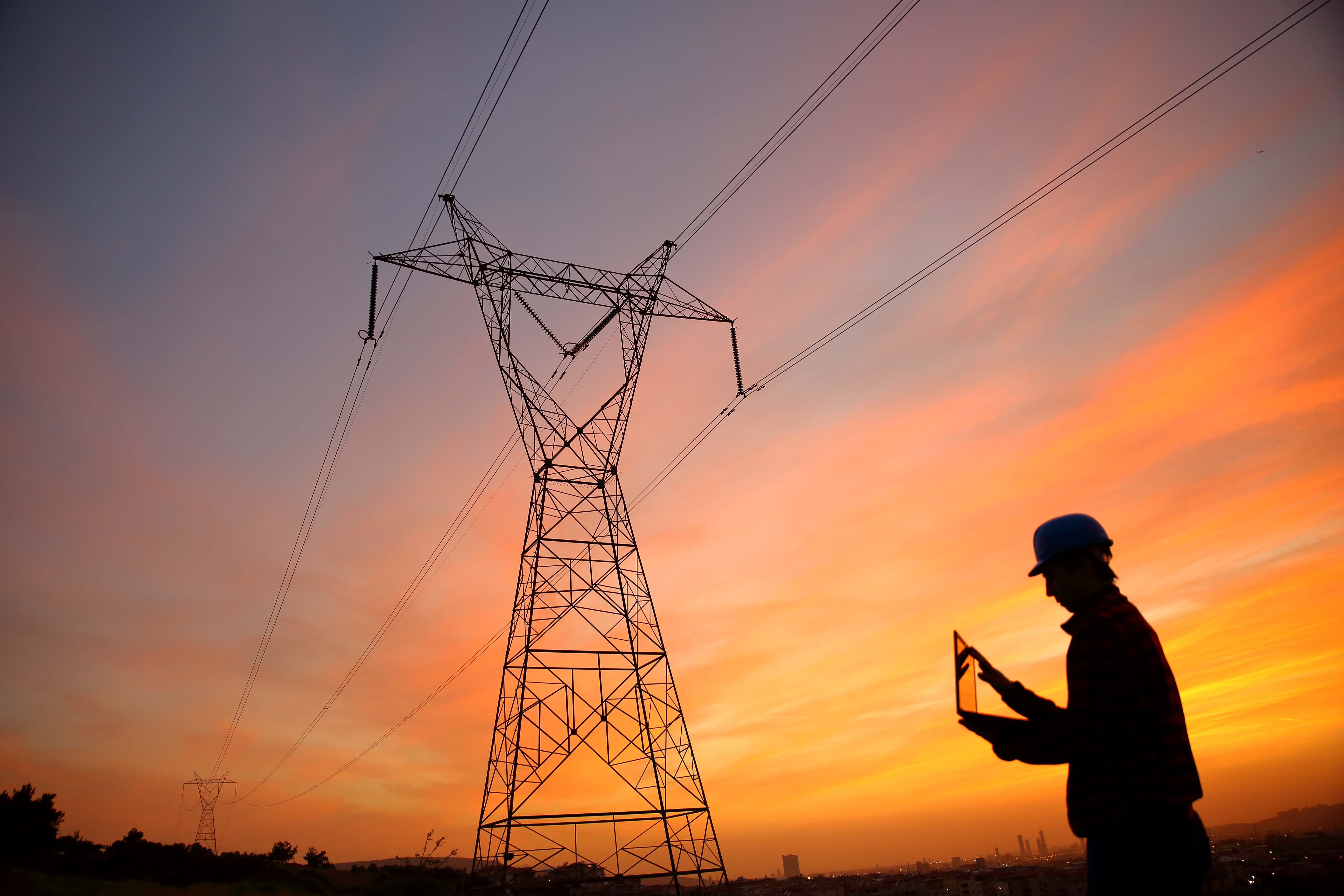 Un operario vigilando un tendido eléctrico