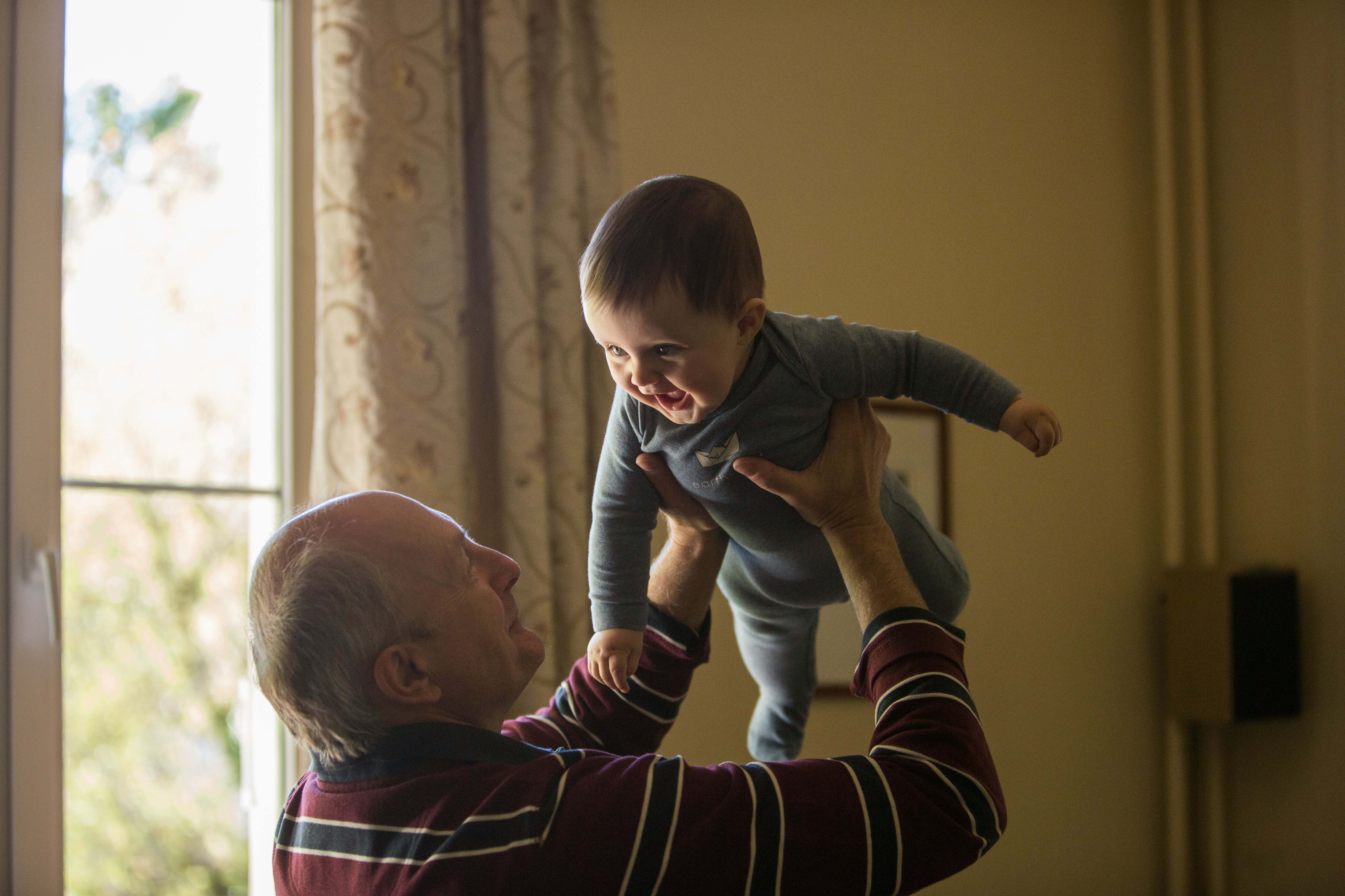 Un abuelo juega con su nieto por el cambio de hora