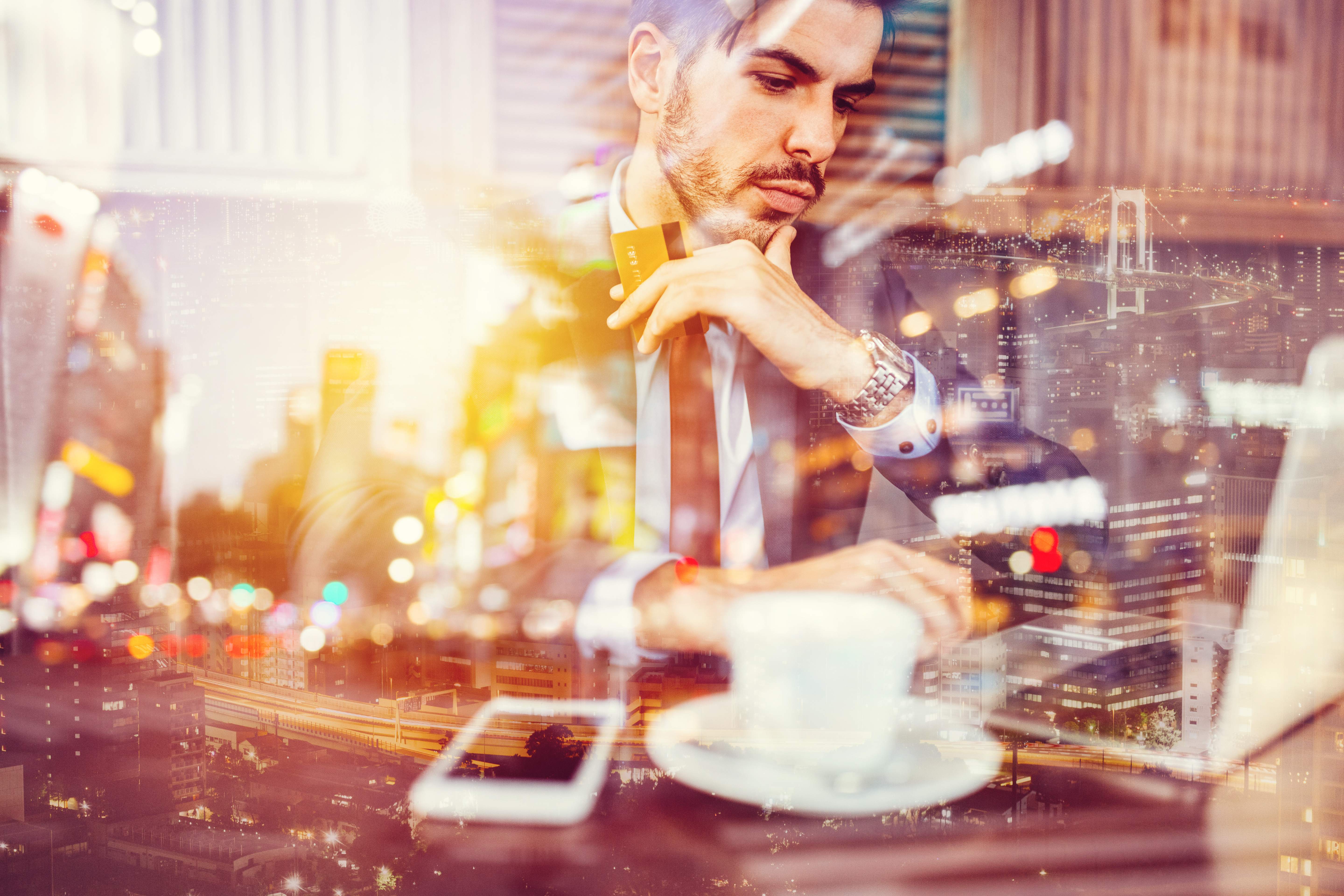 hombre_negocios_compra_online_istock.jpg