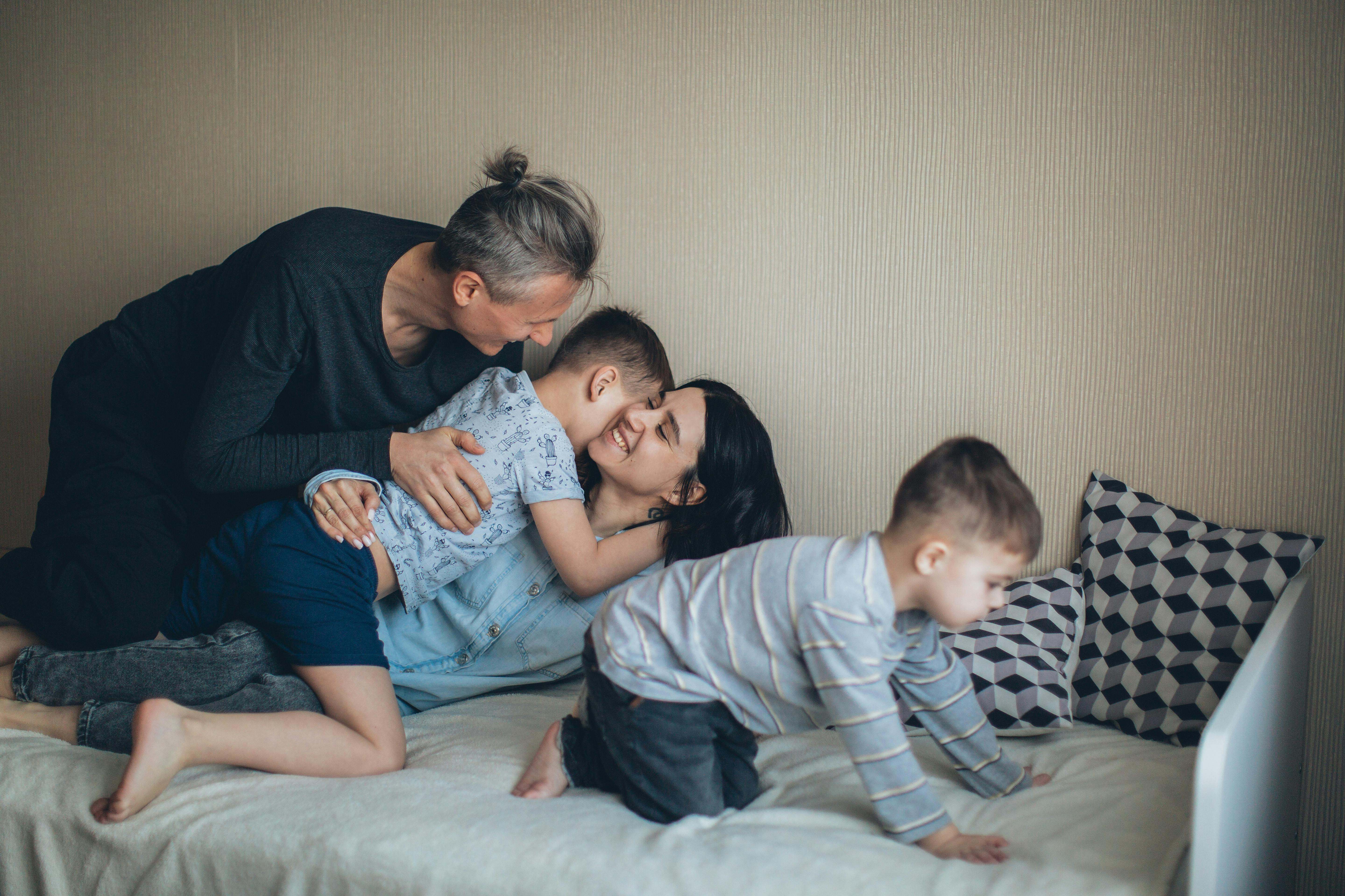 Una familia disfruta del tiempo libre en su hogar