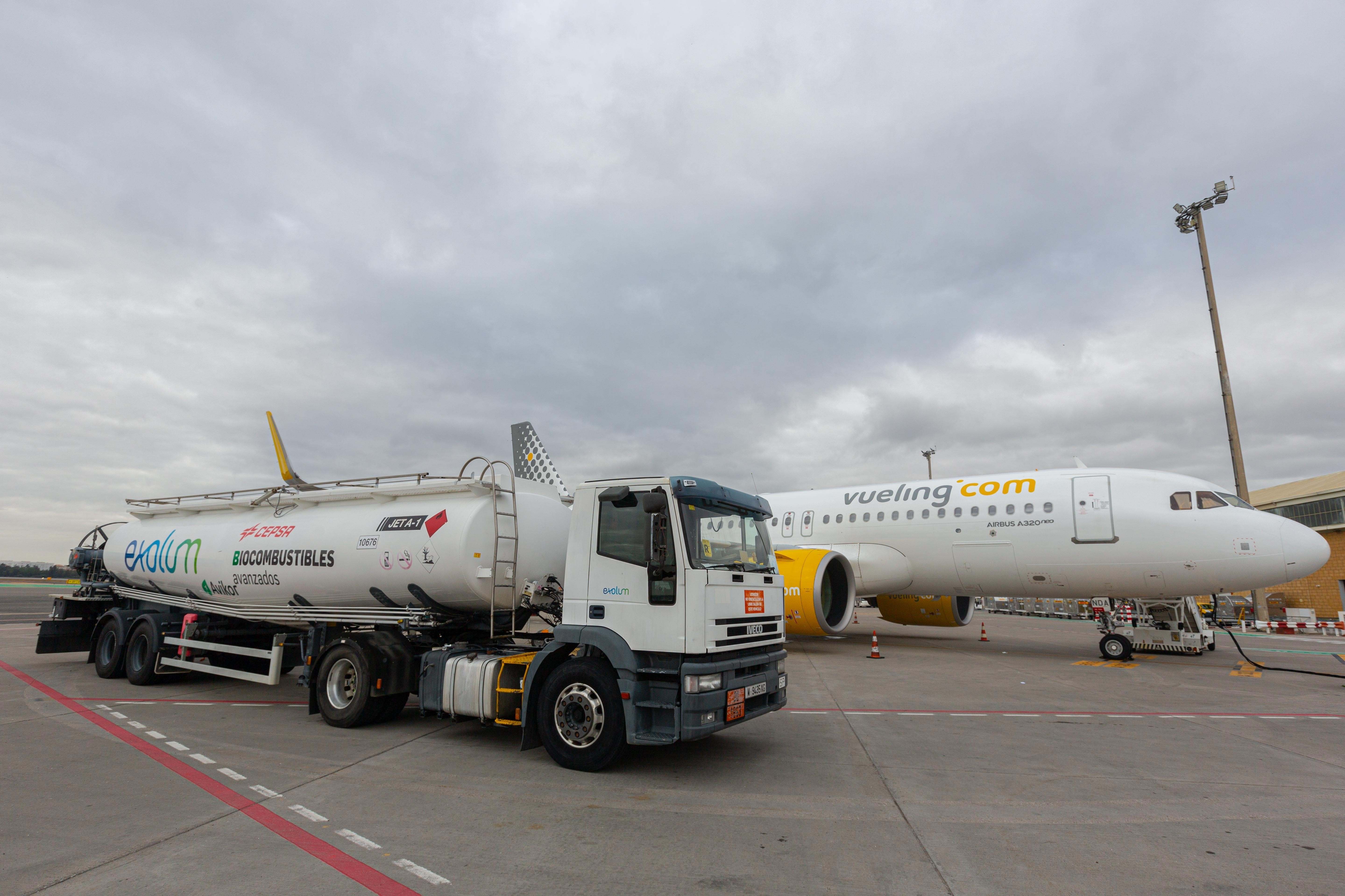 Un avión de Vueling recibe el suministro de combustible. EP