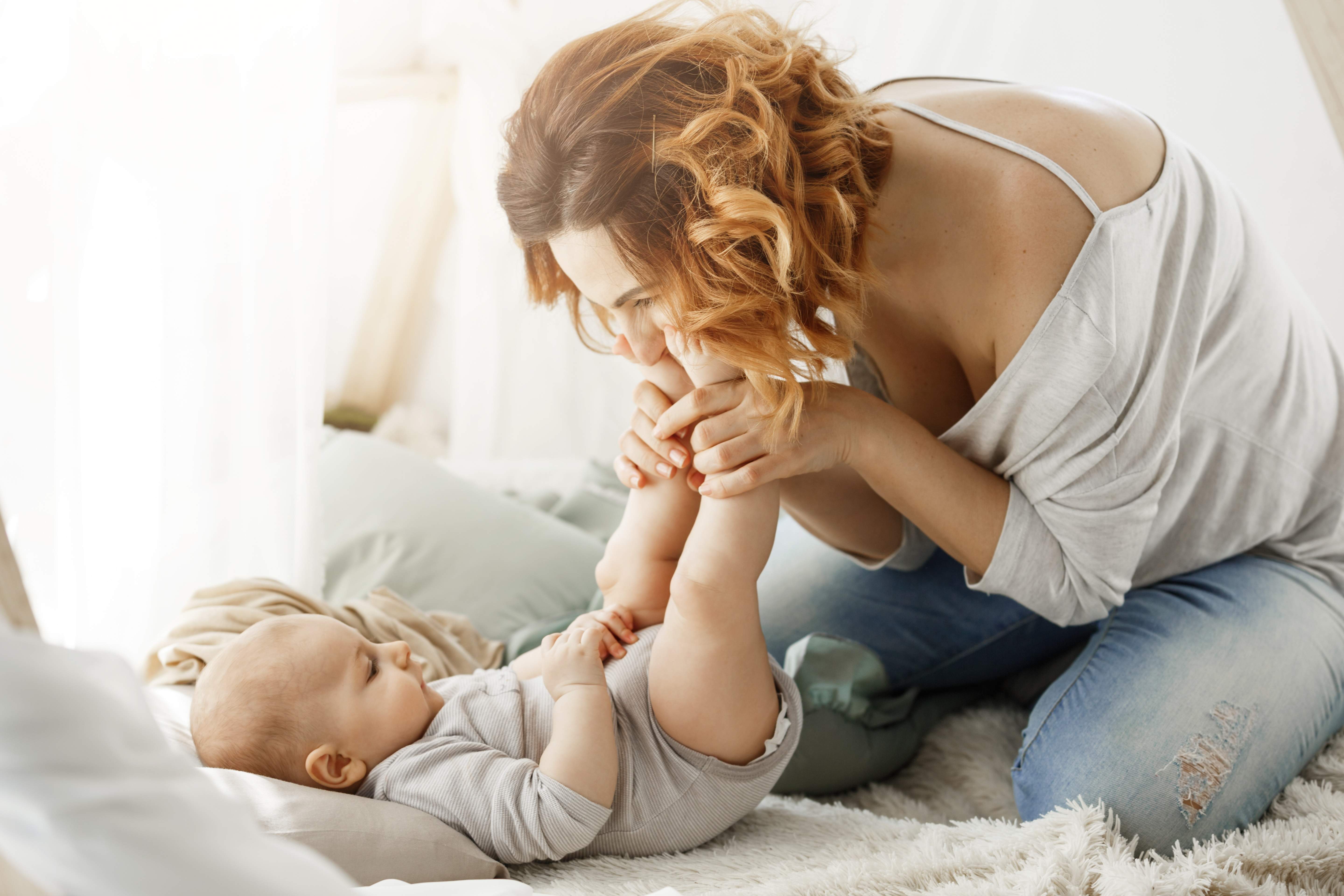 mama-besa-pies-bebe.jpg