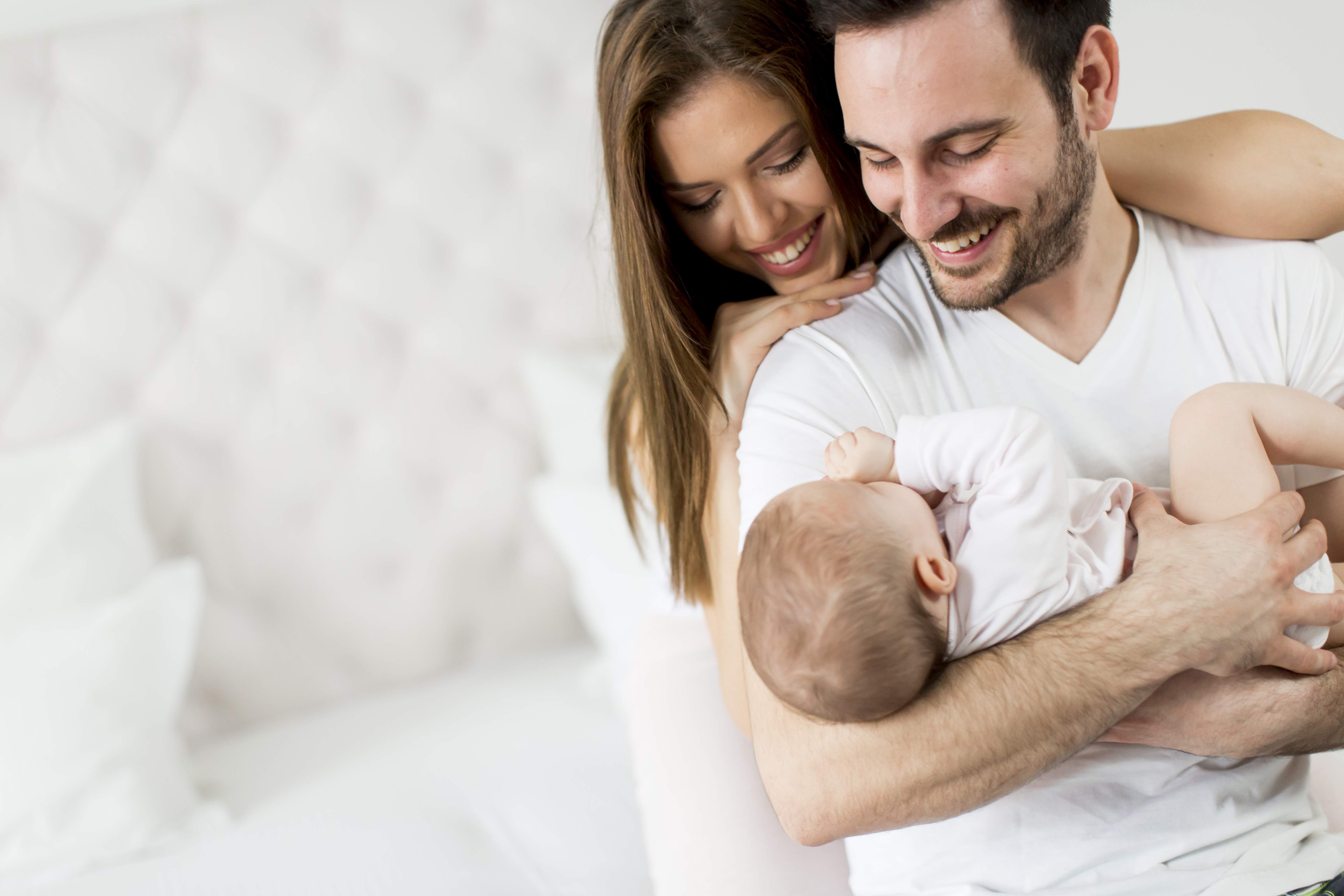 padres-jovenes-bebe-brazos-getty.jpg