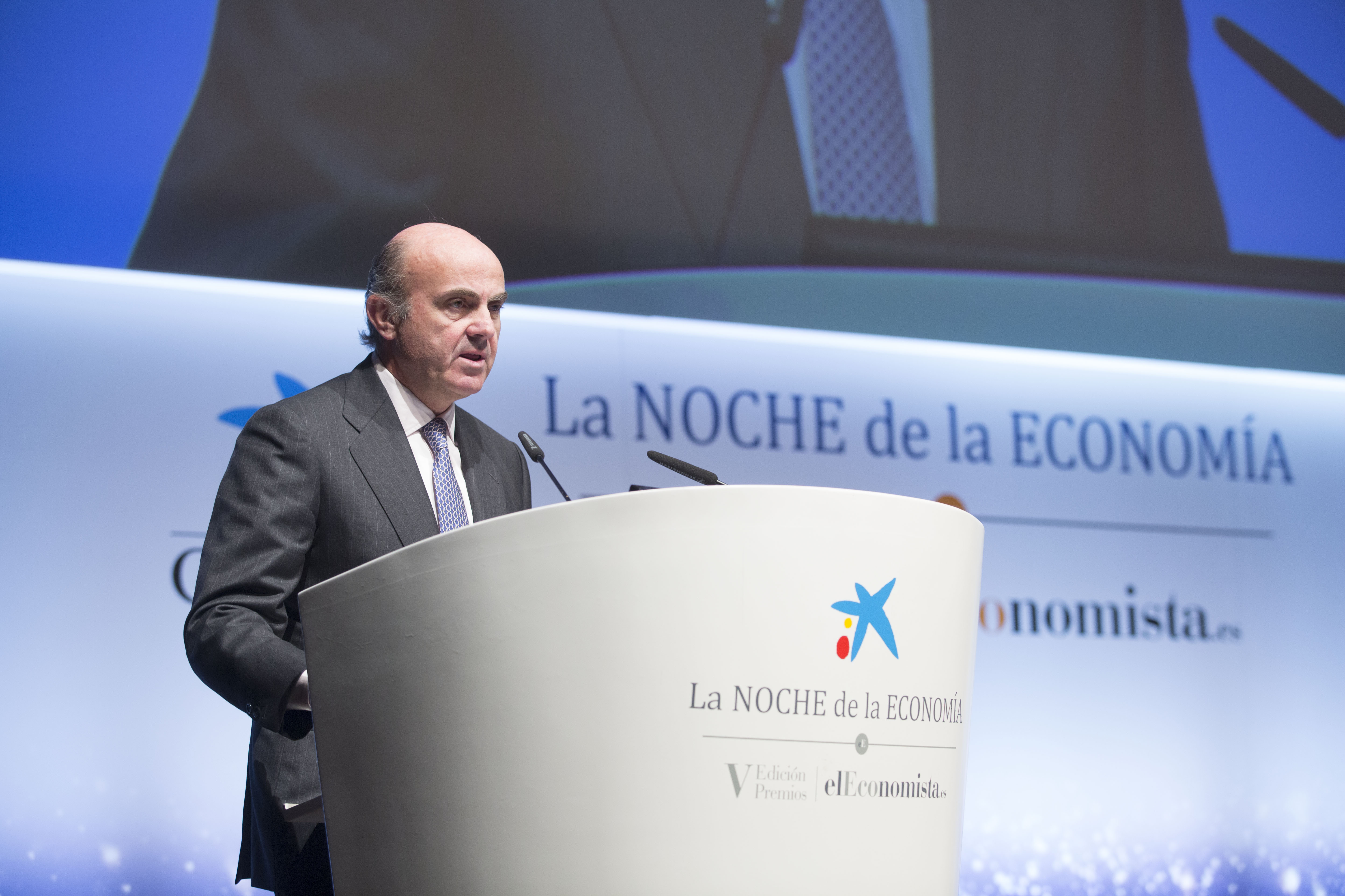 De Guindos asegura que España ha dejado atrás el modelo de las burbujas