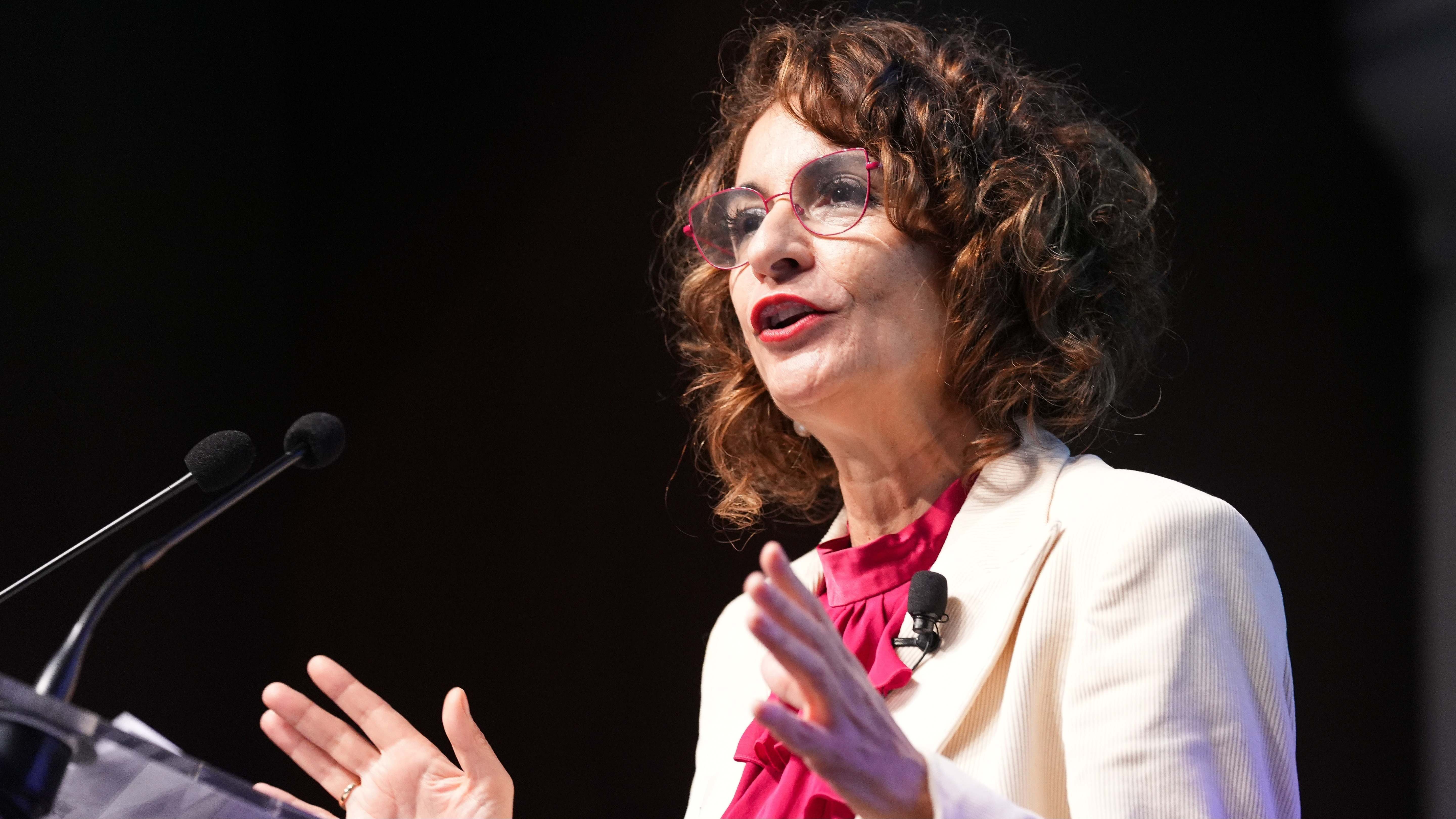 La vicepresidenta primera y ministra de Hacienda, María Jesús Montero. EE