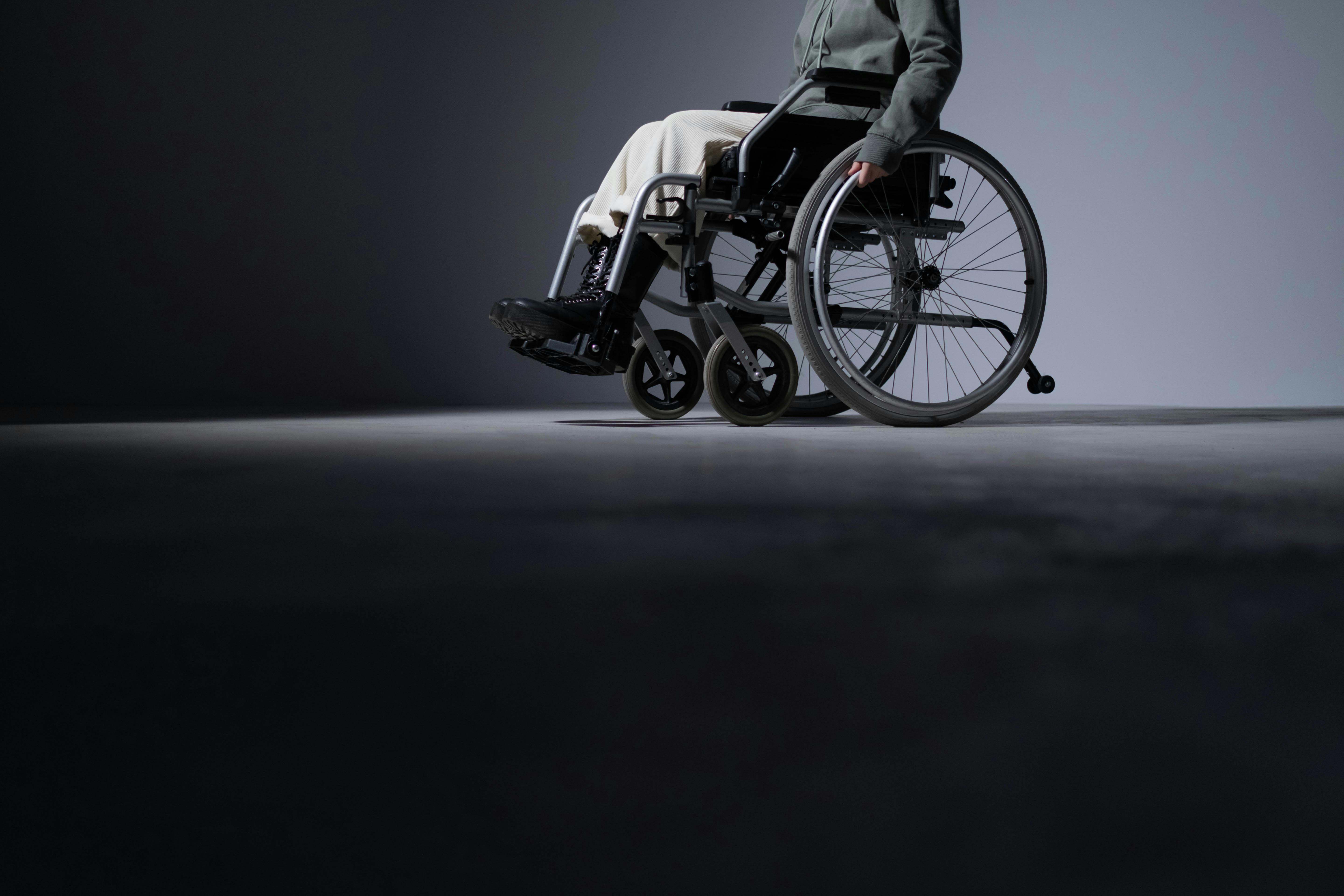 Una persona en silla de ruedas