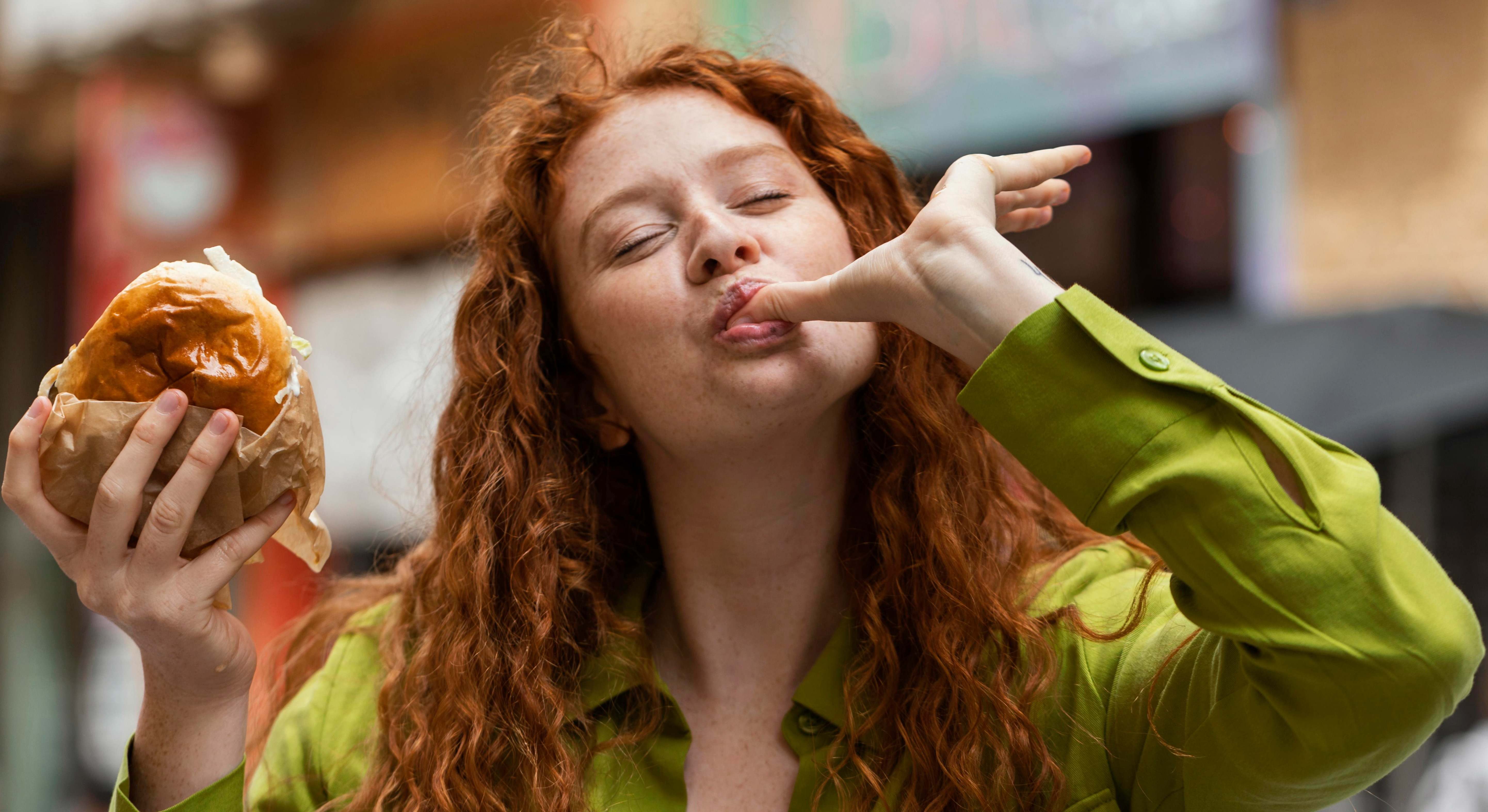 Chica joven comiendo hamburguesa