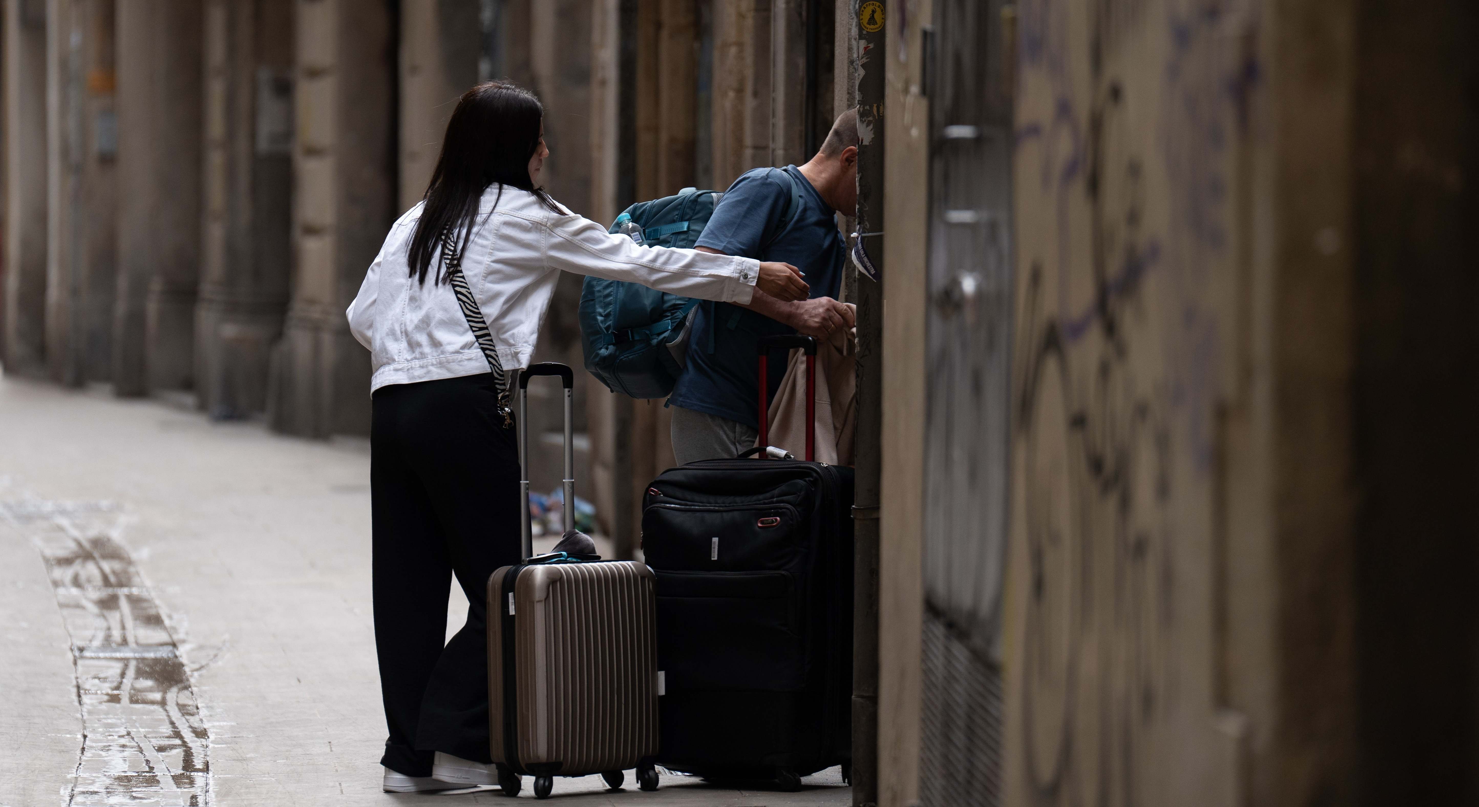 Dos personas entran a un piso turístico