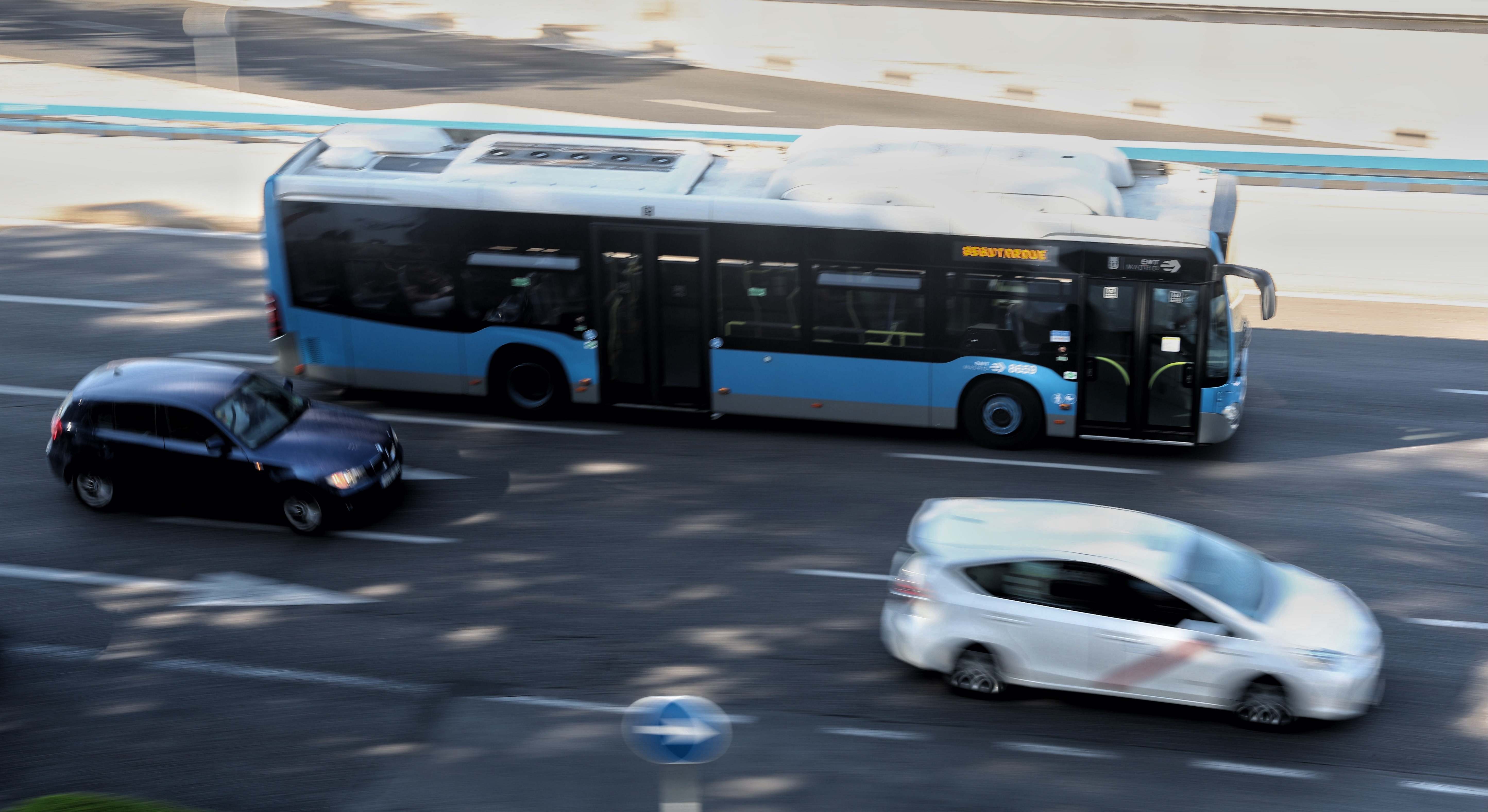 Un autobús de la Empresa Municipal de Transportes madrileña (EMT), en Atocha.