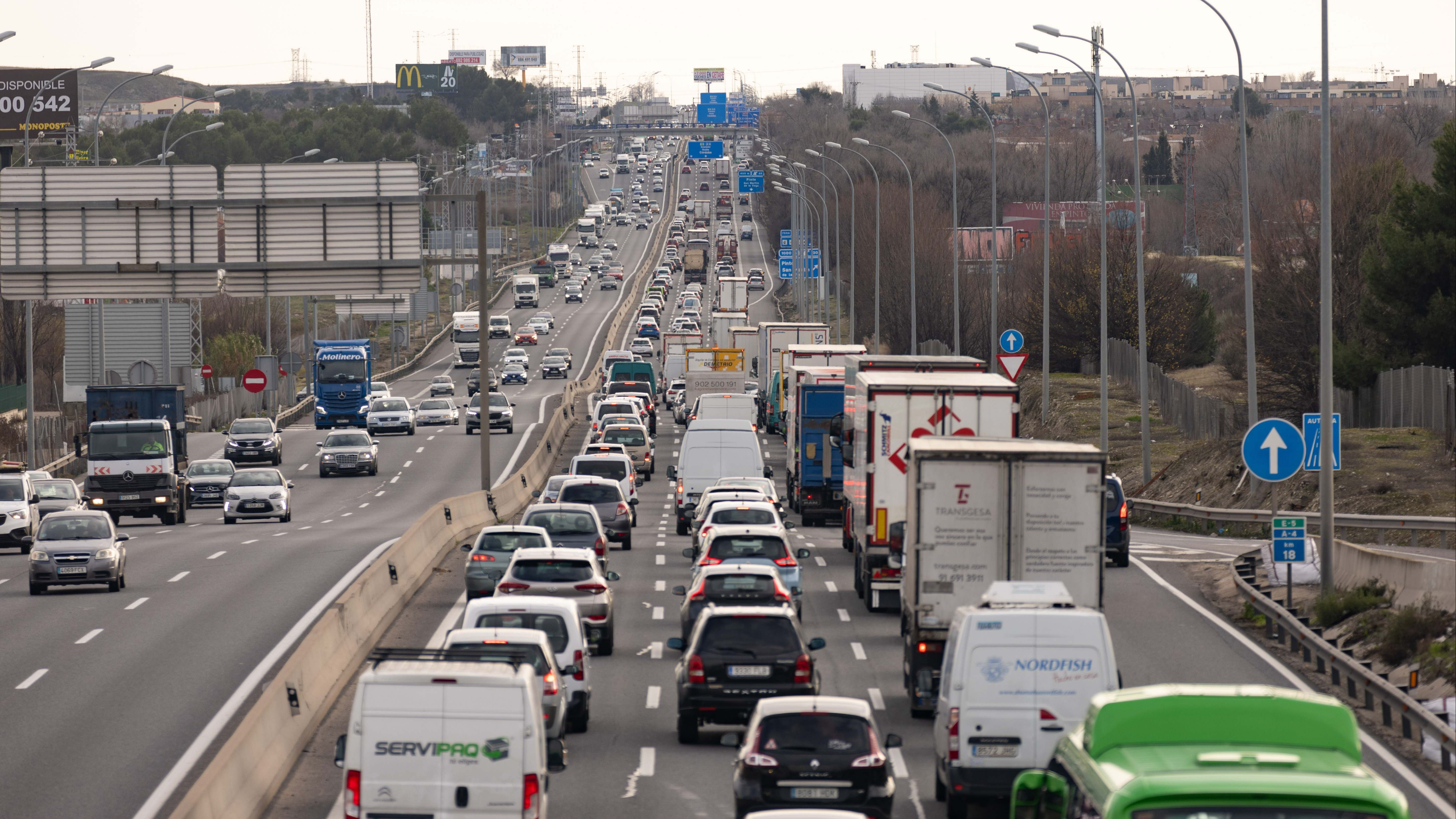 EuropaPress_4894550_circulacion_km_17_autovia_a4_segunda_fase_operacion_salida_navidad_dgt_30