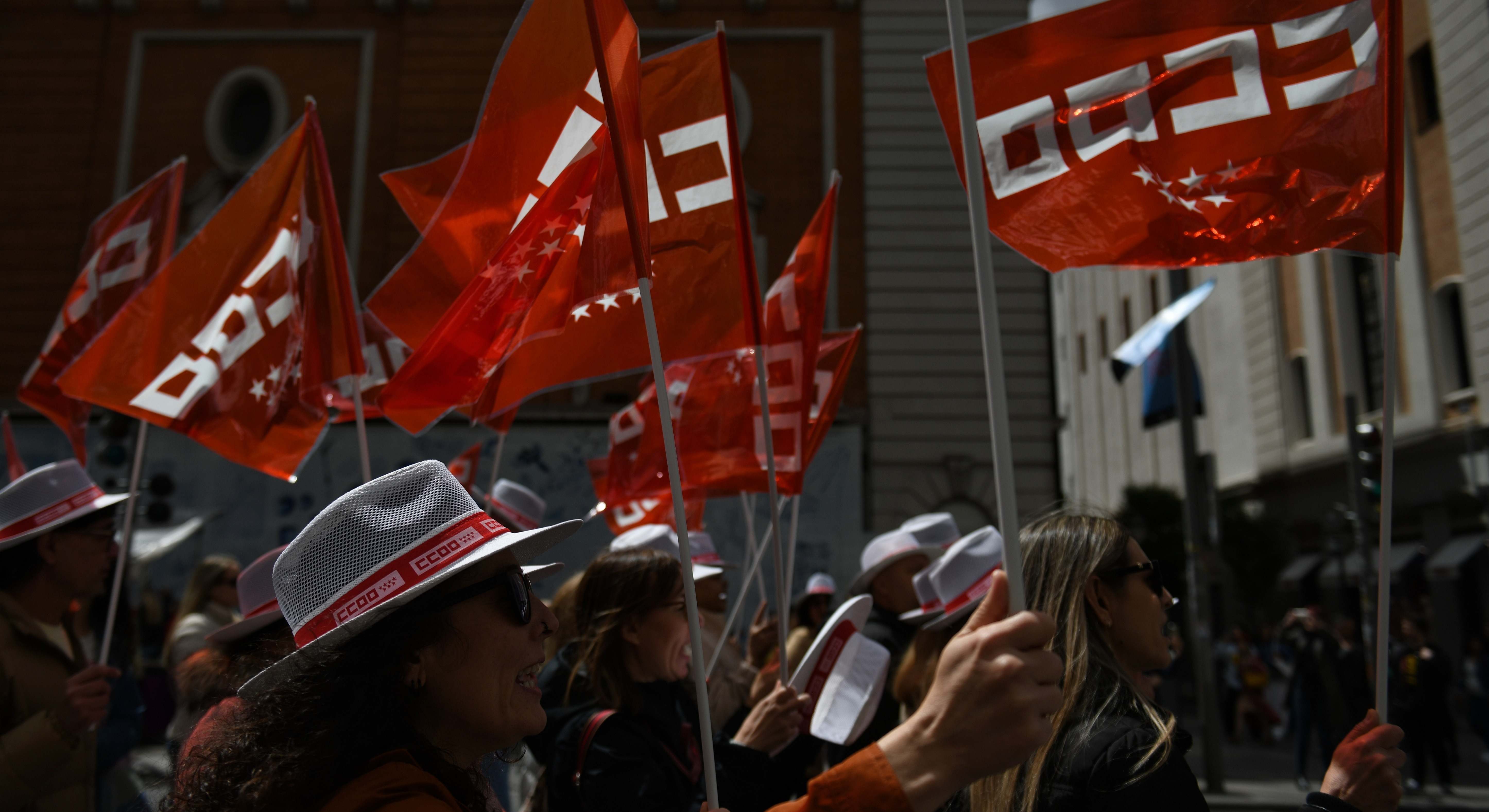 Banderas en una manifestación de CCOO