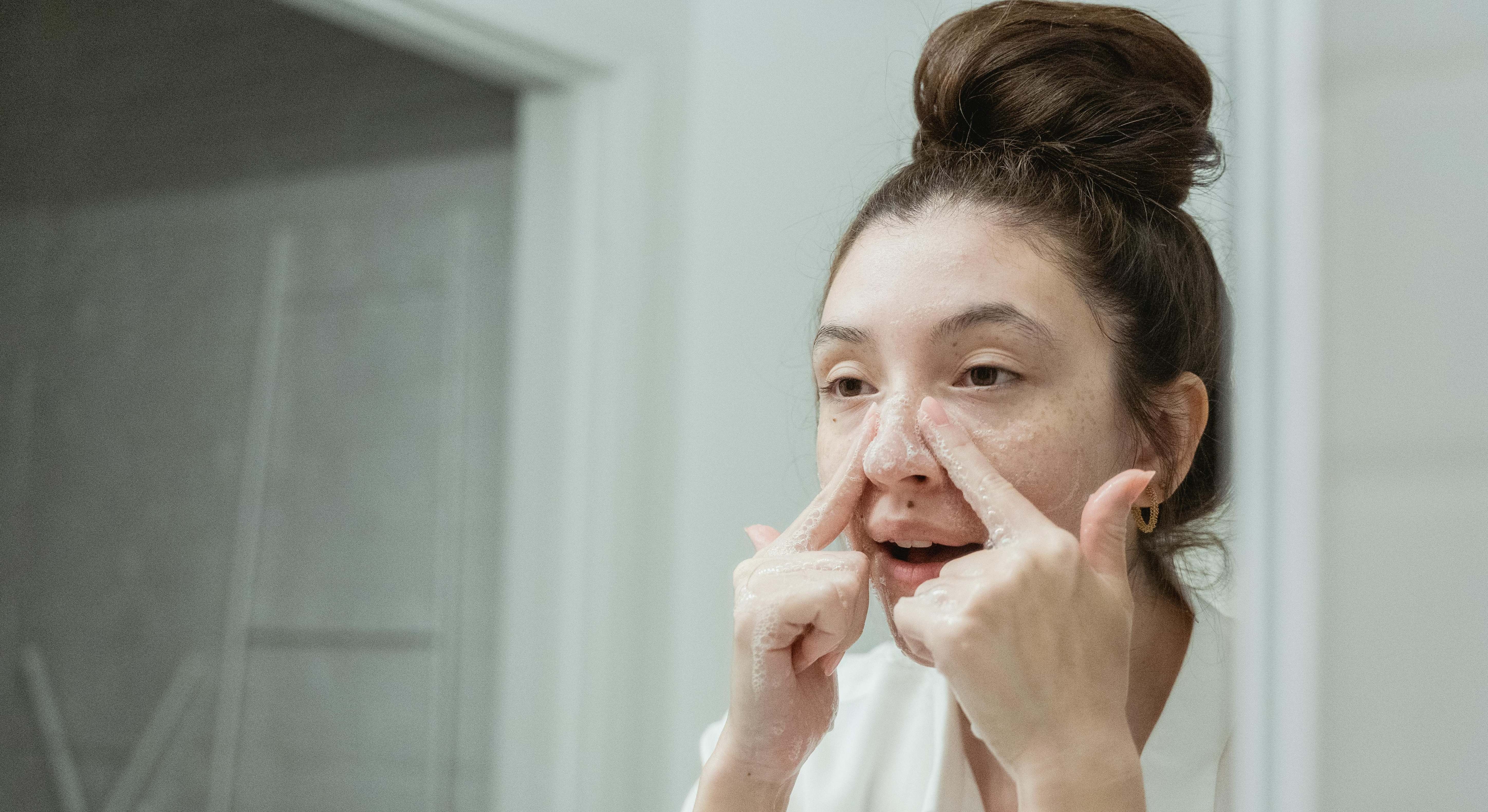 Mujer lavándose la cara