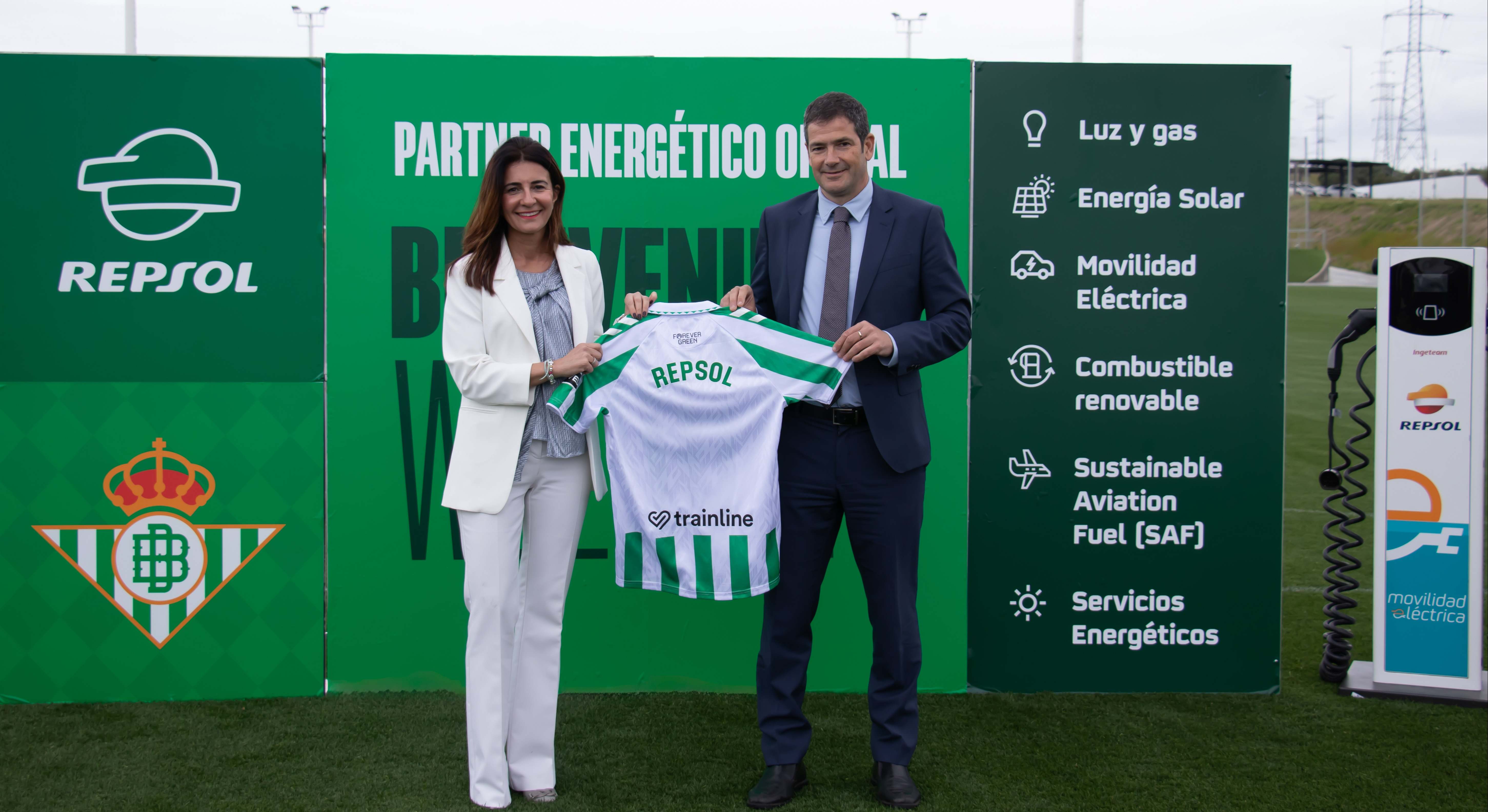 Susana Baños, directora de Ventas B2B de Repsol, y Ramón Alarcón, CEO del Real Betis