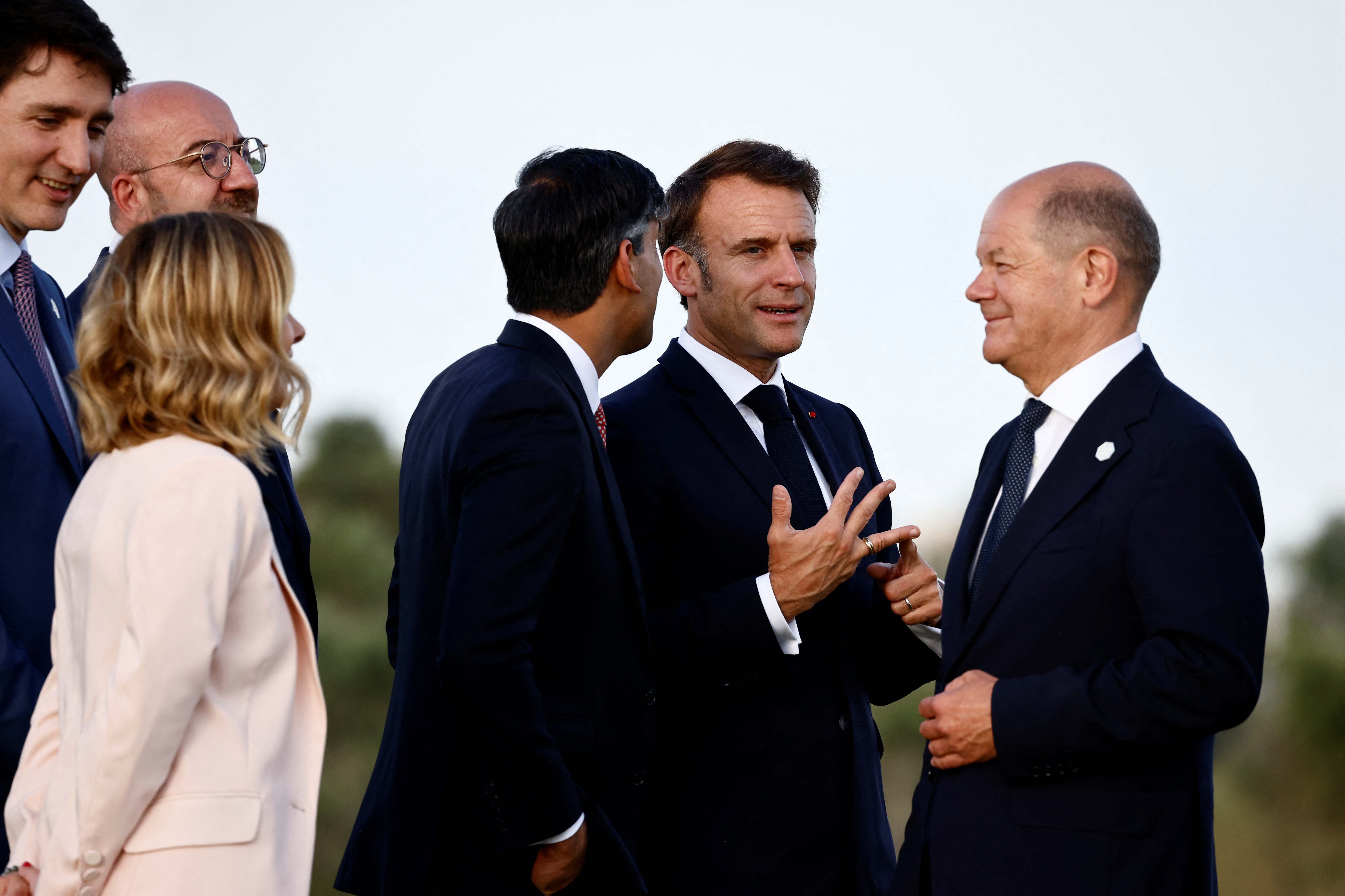 El presidente de Francia, Emmanuel Macron, y el canciller alemán, Olaf Scholz en una reunión del G7.