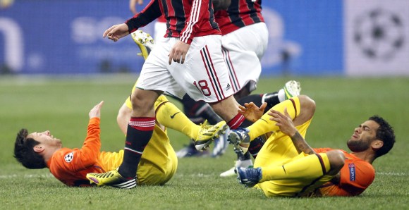 Messi-Alves-Milan-cesped-2013-reuters.jpg