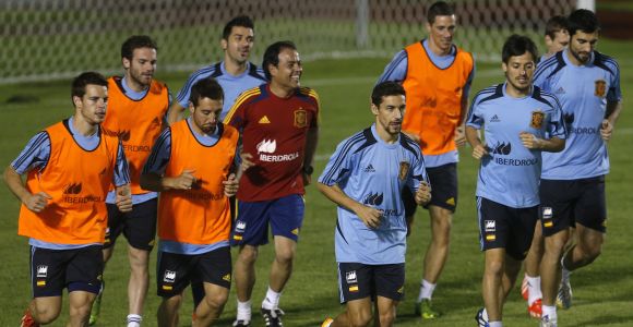 <b>Cesc Fábregas y Soldado</b>, serias dudas ante Italia tras no completar el entrenamiento