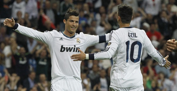 CR7-Ozil-abrazo-2013-efe.jpg