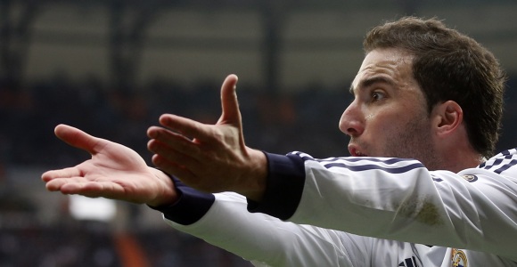 Higuain-protesta-2013-reuters-bernabeu.jpg