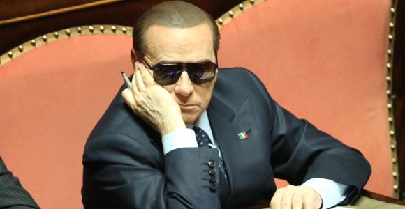 berlusconi-congreso-gafas-efe.jpg