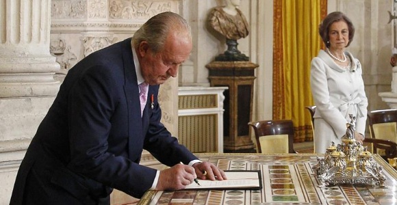 rey-firma.jpg