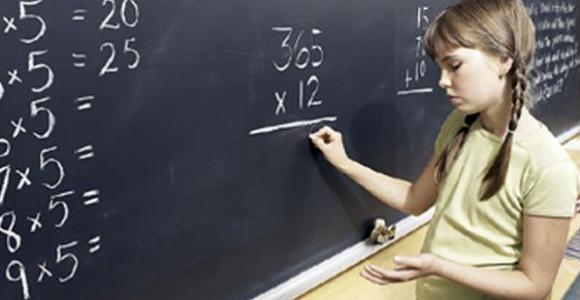 matematicas-pizarra-nina-efe.jpg