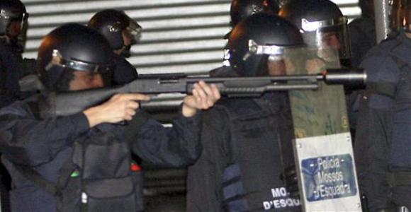 mossos-pelotas-goma-efe-.jpg