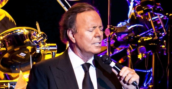 julio-iglesias-microfono-efe.jpg