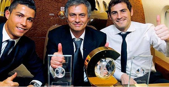 Casillas-Mourinho-Balon-Oro-2010-realmadridcom.jpg