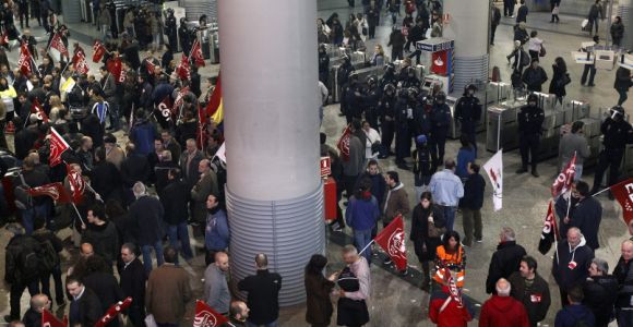 huelga-banderas-efe-metro.jpg