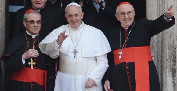 papa-francisco-saludo-efe.jpg