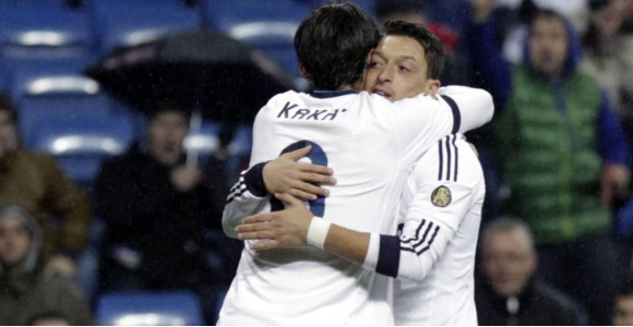 Kaka-ozil-abrazo-2013-efe.jpg