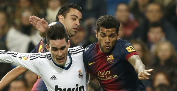Alves-Callejon-Clasico-2013-efe.jpg