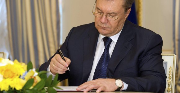 yanukovick-firma-acuerdo-22febrero2014-efe.jpg