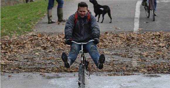 hombre-bicicleta-parque-inundado-efe.jpg