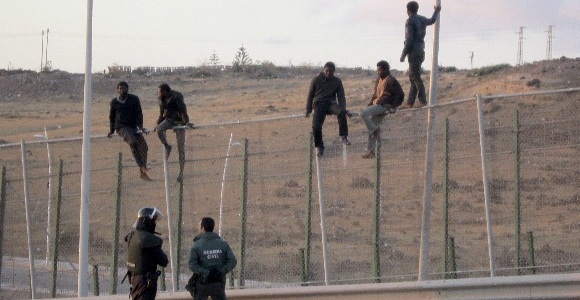 valla-inmigrantes-mayo-2014-efe.jpg