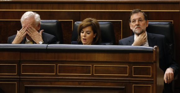 Margallo-tapaojos-soraya-Rajoy-efe-2012.jpg