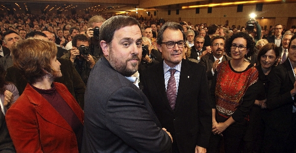 junqueras-mas-conferencia-saludo-efe.jpg