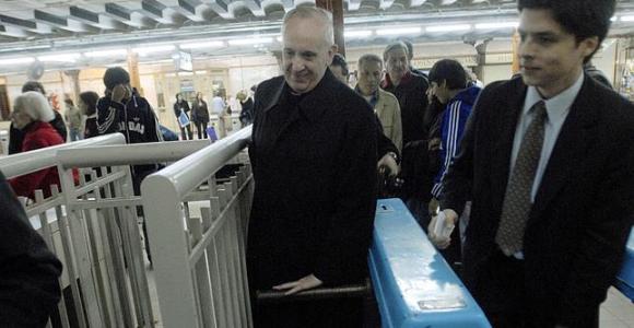 papa-francisco-metro-reuters.jpg
