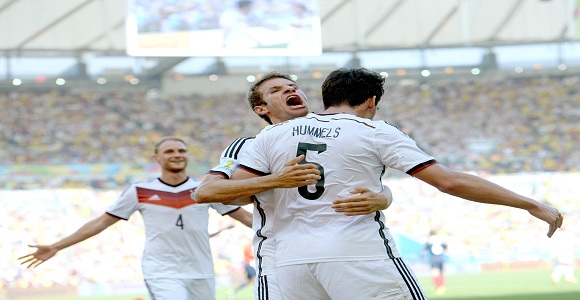 Muller-abraza-Hummels-Alemania-EFE.jpg