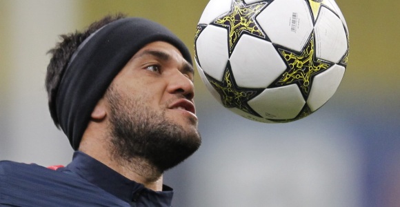 Alves-balon-champions-2012-efe.jpg