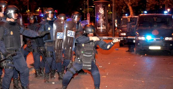 policia-carga-efe-25-S-.jpg