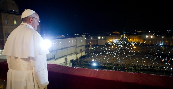 papa-balcon-noche-reuters.jpg