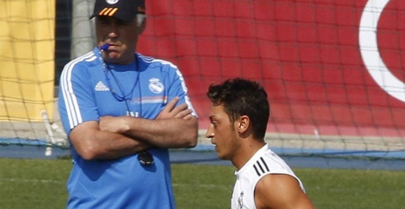 ancelotti-ozil-efe.jpg
