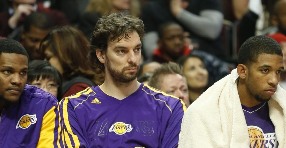 Gasol-banquillo-2013-lakers-efe.jpg