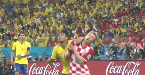 Seleccion-Brasil-Neymar-codazo-Modric-2014-telecinco.jpg