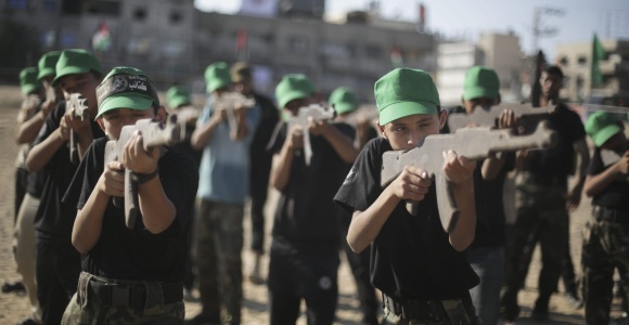 ninos-apuntan-fusil-efe.jpg