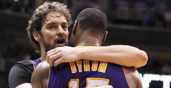 Gasol-abrazo-bynum-2012-efe.jpg