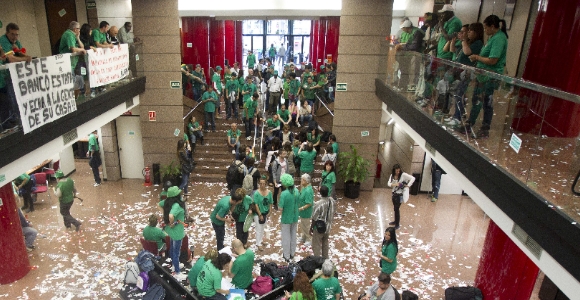 pah-activistas-banco.jpg