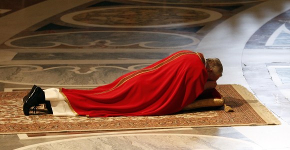 Papa-reza-tumbado-2013-Reuters.jpg