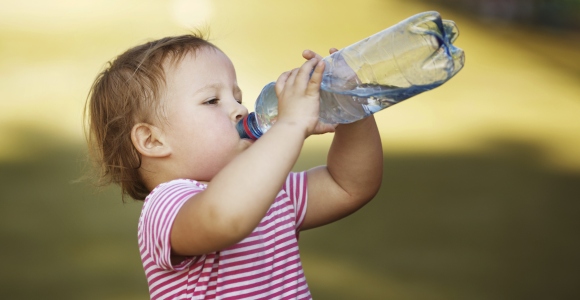 bebe agua